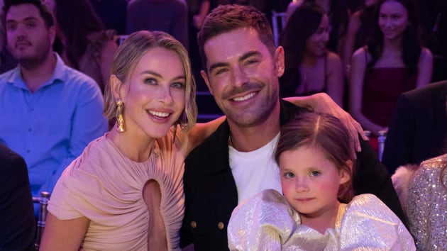 Zac Efron makes surprise 'Dancing with the Stars' appearance to